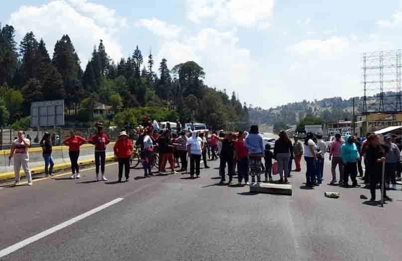 Vecinos de la comunidad Río Frío en Ixtapaluca, Edomex, cerraron ayer el paso en ambos sentidos de la autopista México-Puebla, a la altura del kilómetro 63. Foto ‘La Jornada’