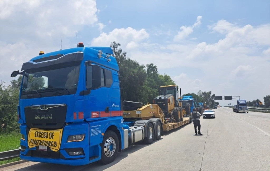 Los cinco operadores de tractocamiones transportaban maquinaria pesada cuando fueron asaltados y secuestrados por un grupo delictivo. Foto 'La Jornada'