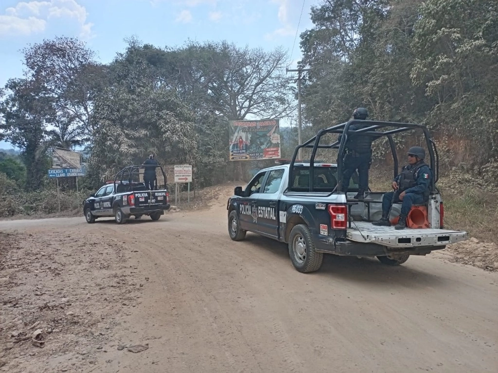 El hallazgo de acuerdo con la Fiscalía General del Estado de Oaxaca se realizó en la carretera que conecta a Acatlán de Pérez Figueroa a El Amate Veracruz, los cuerpos pertenecen a cuatro hombres. Foto @SSPC_GobOax
