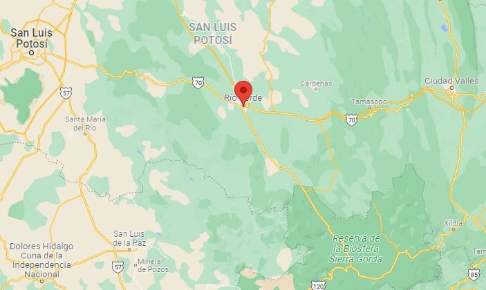 Cuatro cuerpos fueron hallados en una fosa común en un predio ubicado atrás de una empresa refresquera, en el municipio de Rioverde, informaron la Fiscalía y Colectivos de Familias de Desaparecidos. Imagen tomada de Google Maps