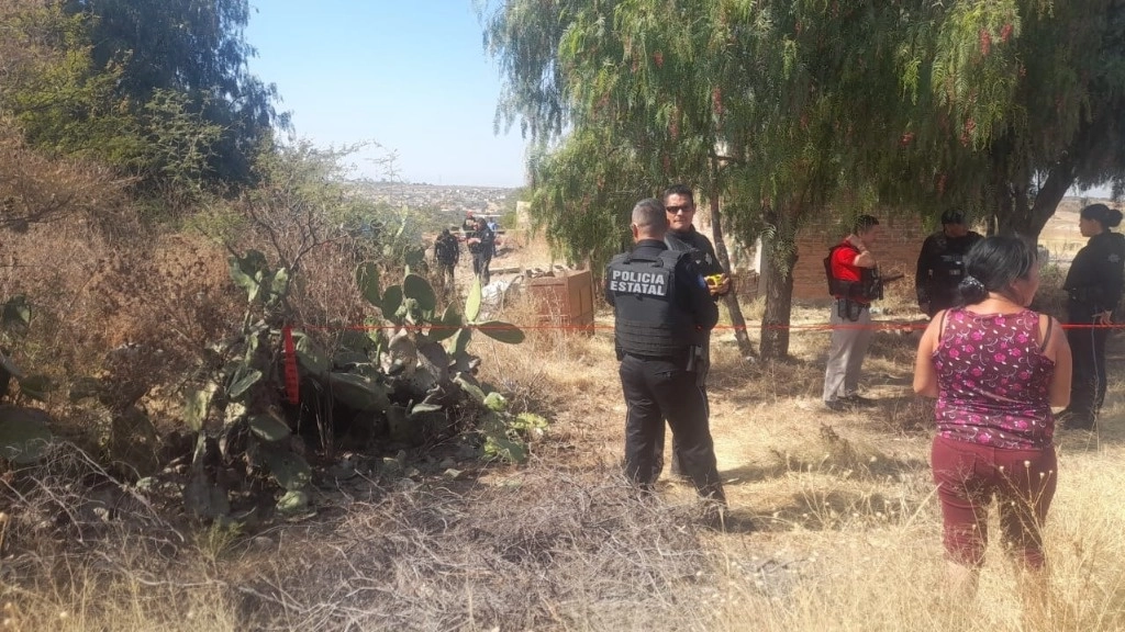 policías municipales acordonaron la zona a la espera de personal de la fiscalía estatal para que recogiera los indicios y realizara el levantamiento de los cuerpos para trasladarlos al Servicio Médico Forense para aplicar la necropsia de ley. Foto Claudio Bañuelos 

