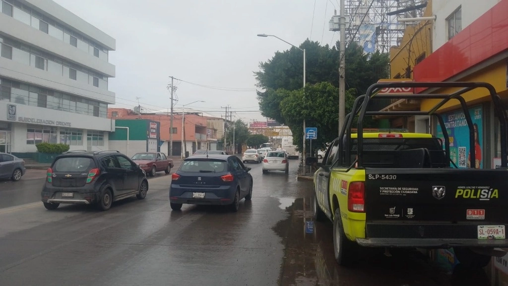 Así mismo, Protección Civil de Soledad de Graciano Sánchez informó que el bulevar Río Santiago se encuentra cerrado a la vialidad, también el acceso Norte–Puente Naranja. Foto @SSPCSLP 