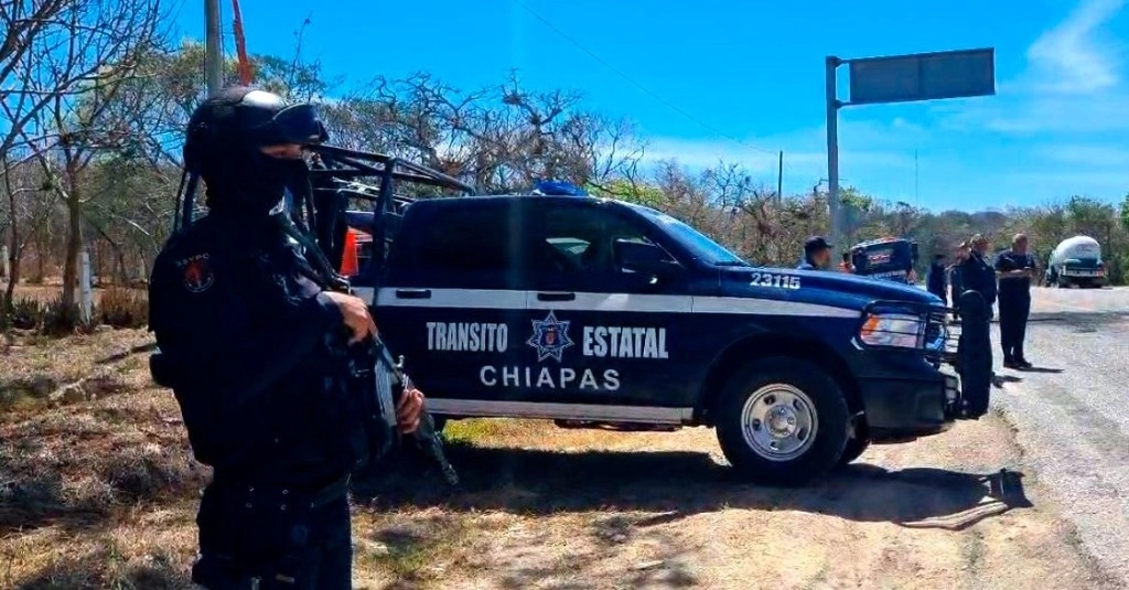 La Fiscalía agregó que cerca del vehículo calcinado, los peritos hallaron dos casquillos percutidos. El cadáver fue llevado al Servicio Médico Forense para la autopsia legal, en tanto continúan las indagatorias. Foto @ssypcchiapas 