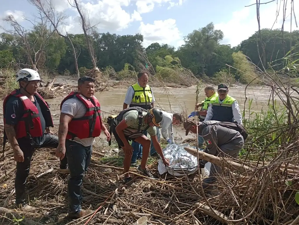El cuerpo del joven desaparecido se encontraba atorado entre ramas y basura que arrastró la corriente del río. Foto 'La Jornada' 