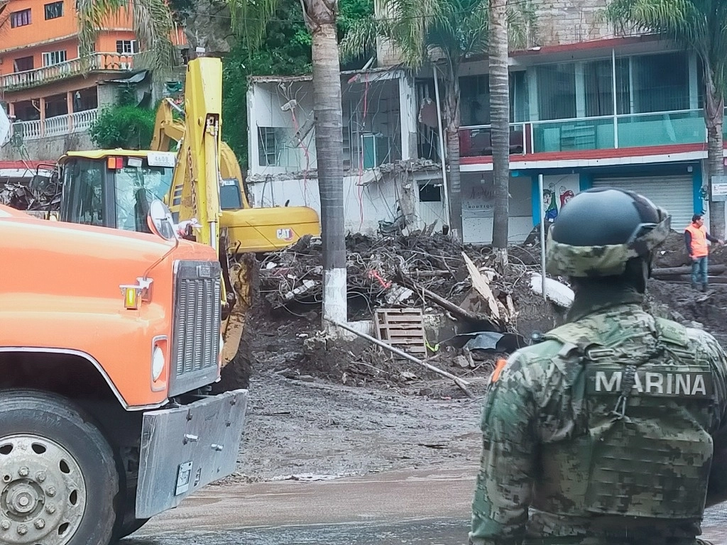Después del desgajamiento, en Jilotzingo ocurrieron 81 deslaves que fueron sumando daños en asentamientos humanos y en vialidades. Foto Silvia Chávez / Archivo


