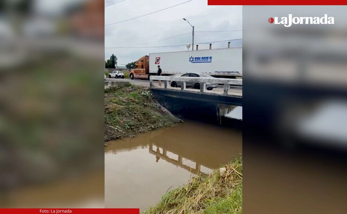 El canal se ubica cerca del Paseo 5 de Febrero, donde la madrugada del sábado los familiares de Matías tuvieron el último contacto con el muchacho quien al parecer fue arrastrado al canal por una corriente de agua.
