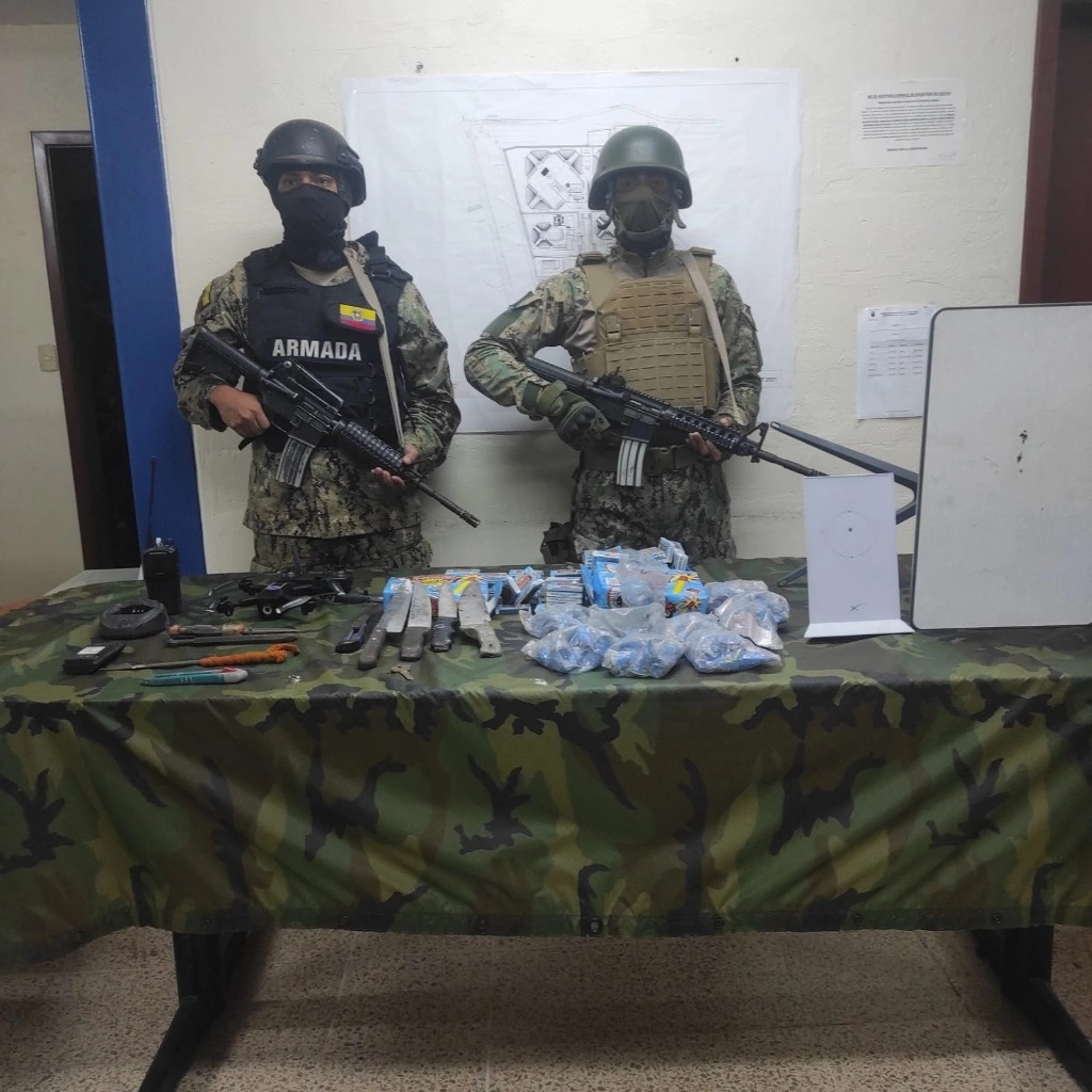 La policía presume que los narcóticos eran trasladados en pequeñas embarcaciones hasta caletas en Ecuador y Colombia para luego ser transportados al mercado internacional. Foto @FFAAECUADOR 