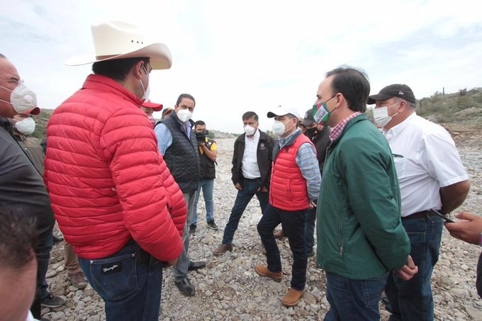 El gobernador recorre la zona afectada del arroyo ‘El Saucillo’ donde se realizaban labores de búsqueda de Lluvia Estefanía. Foto tomada de Twitter @mrikelme