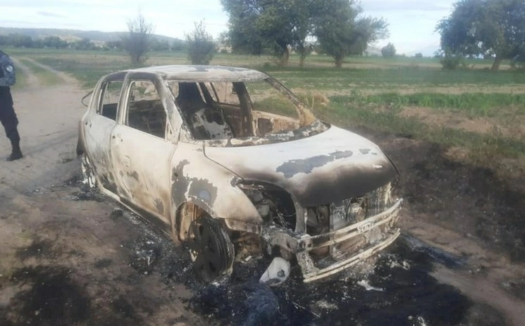 Imagen de archivo del auto en llamas donde fueron encontrados los cuerpos de una mujer y una niña en el municipio poblano de Acajete. Foto La Jornada de Oriente

