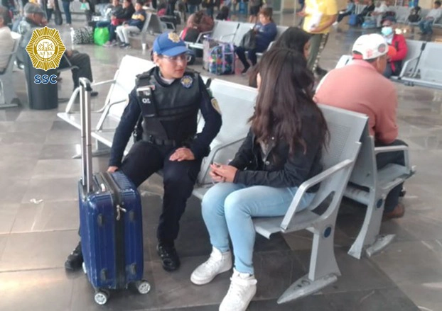 Oficiales de la Secretaría de Seguridad Ciudadana resguardaron a una menor de 14 años de edad, en la Terminal de Autobuses de Pasajeros de Oriente. Foto SSC