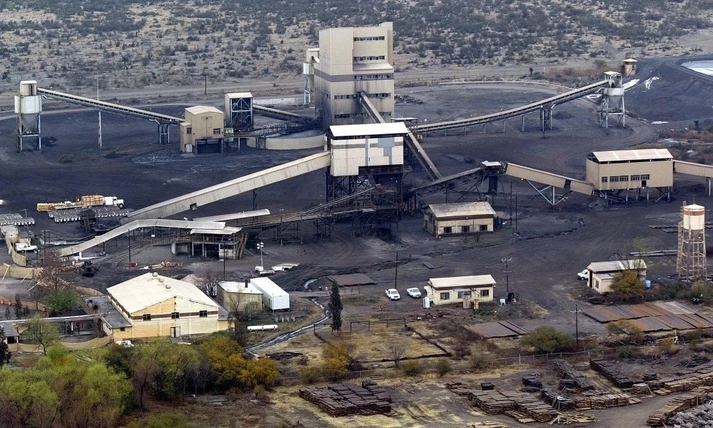 Entre 13 y 16 cuerpos de los mineros fallecidos hace 18 años en la carbonera Pasta de Conchos fueron localizados por brigadas de búsqueda en una zona de la excavación donde no se observan indicios de explosión. “Los dejaron morir”, aseguró un familiar de las 65 víctimas. Foto Marco Pelaéz / Archivo