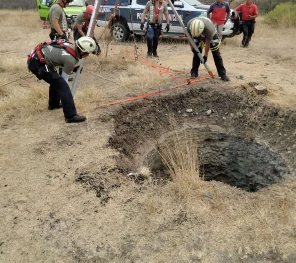 Las maniobras de rescate se han dificultado, debido a que el equipo realiza un descenso al pozo de al menos 40 metros de profundidad. Foto tomado de la cuenta del medio local de Facebook Veraz Noticias y más