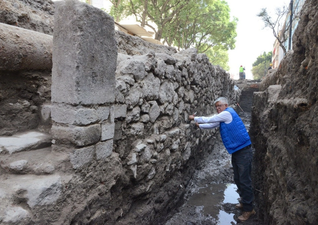El muro novohispano de más de un metro de altura, podría haber sido construido en el siglo XVIII. Foto Melitón Tapia - INAH