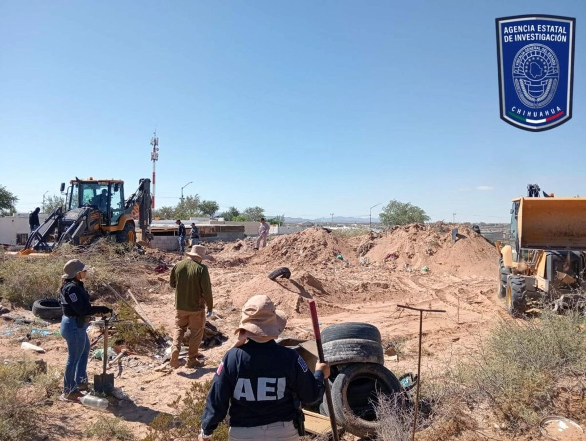 Luego de una brigada de búsqueda, que inició el sábado pasado, fueron localizadas tres osamentas y restos humanos en una fosa clandestina en Ciudad Juárez, Chihuahua. Foto 