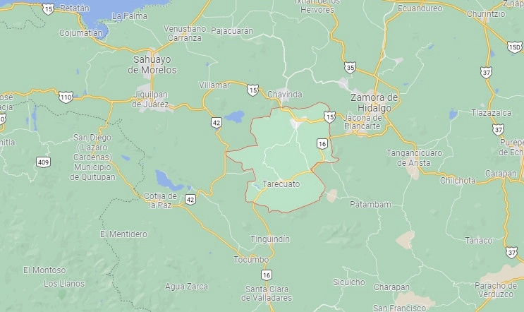 En las inmediaciones de la localidad de Tarecuato, municipio de Santiago Tangamandapio, fueron localizados los restos de 11 personas que se encontraban a un costado de una camioneta y tres motocicletas. Imagen tomada de www.google.com/maps/