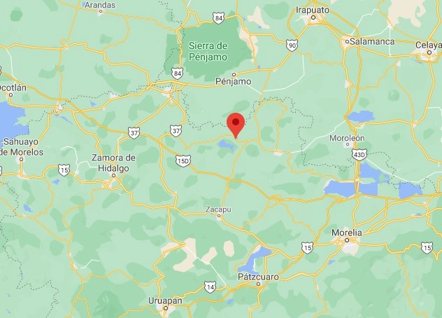 Los restos de dos mujeres que habían sido reportadas como desaparecidas en diciembre pasado fueron localizados en una fosa clandestina, a unos metros de la carretera Puruándiro-Zináparo, municipio de Angamacutiro, informaron familiares. Imagen tomada de Google Maps