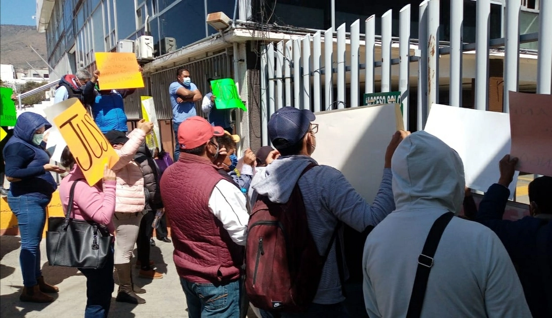 Manifestación de transportistas en las afueras del Palacio de Gobierno de Hidalgo en demanda de la localización de dos de sus compañeros desaparecidos tras la trifulca del 15 de octubre de 2020. Foto Juan Ricardo Montoya / Archivo