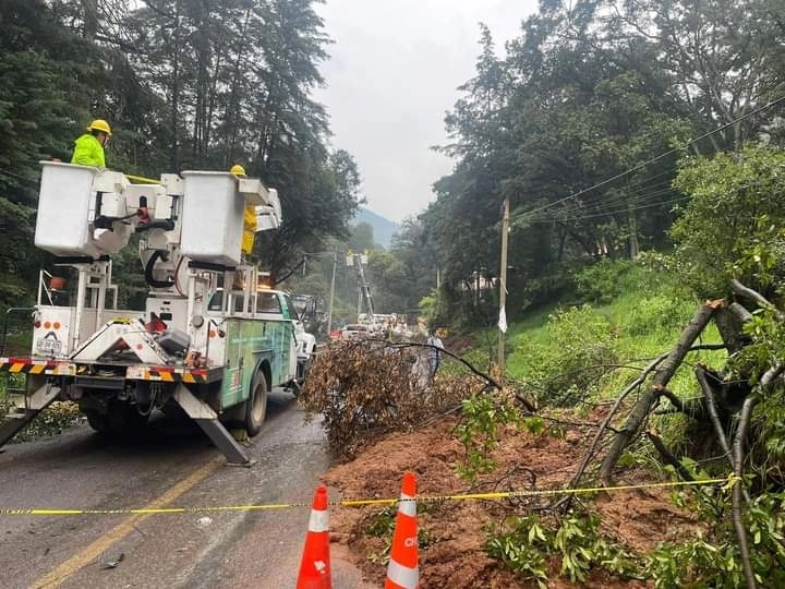 La presidenta municipal de Jilotzingo señaló que por normatividad, la Federación y el gobierno estatal, dieron por terminadas las labores de rescate en la zona de San Luis Ayuacan. En la imagen, labores de limpieza de la vialidad Naucalpan-Ixtlahuaca, tomada de la página de Facebook de la funcionaria Ana Teresa Casas González
