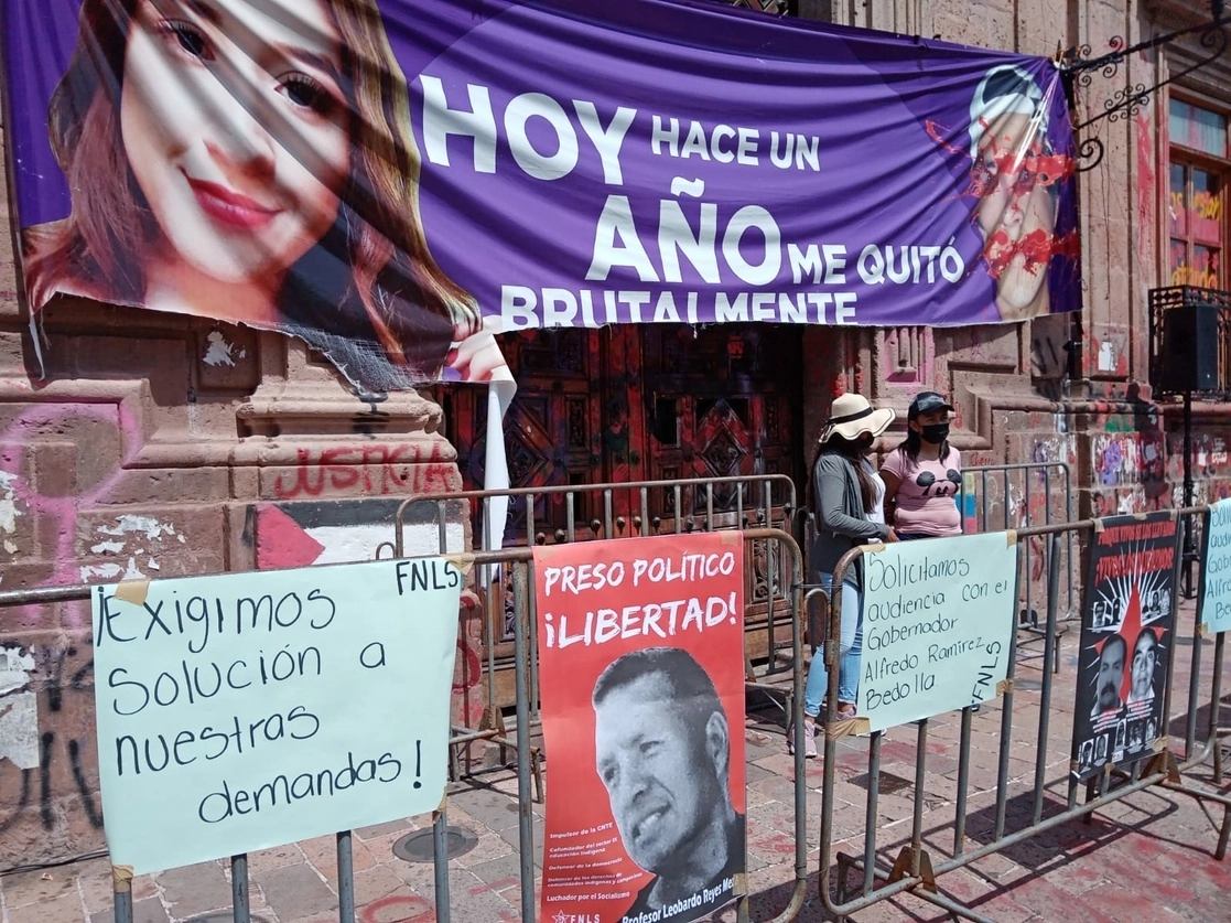 Protesta de colectivos feministas y familiares frente al Supremo Tribunal de Justicia de Michoacán. Foto Ernesto Martínez Elorriaga / Archivo 