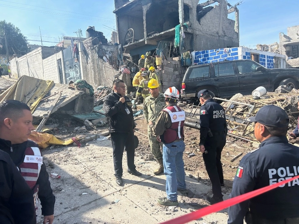  Dos muertos, 10 heridos, tres de ellos de gravedad, es el saldo de la explosión ocurrida la tarde del miércoles en una vivienda de Chimalhuacán. Foto René Ramón. 