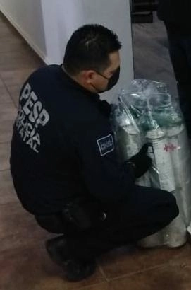 Policías recuperaron los tanques de oxígeno. Foto La Jornada