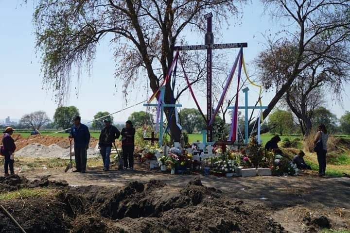 Habitantes de Tlahuelilpan colocaron cruces en la zona donde un ducto explotó mientras pobladores sacaban combustible de una toma clandestina, el 18 de enero de 2019. Foto Juan Ricardo Montoya /Archivo