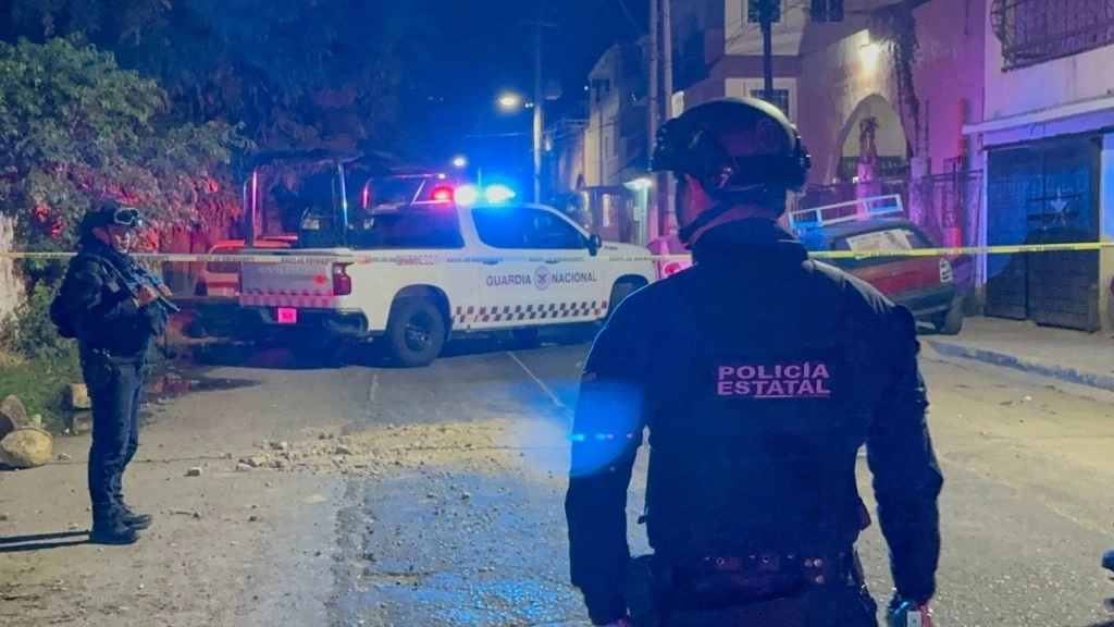 En la imagen, elementos de seguridad acordonan la zona donde fueron encontrados seis cuerpos en la colonia Carabalí de Acapulco. Foto Cuartoscuro / Archivo   