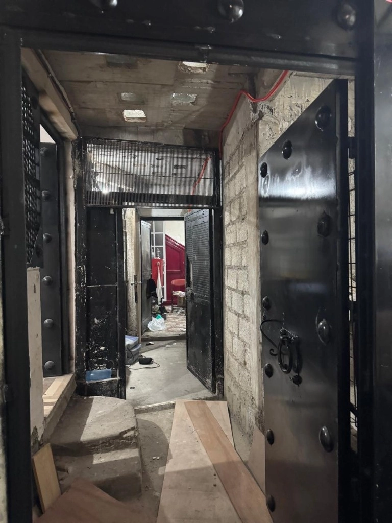Al término de la diligencia, el inmueble quedó asegurado y fueron colocados sellos en las puertas de acceso, para continuar con las indagatorias. Foto Fiscalía General de Justicia del Estado de México 
