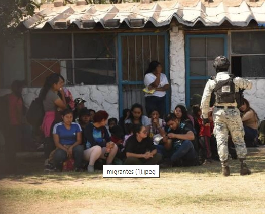 Un total de 144 migrantes de diversas nacionalidades, que se encontraban en un motel en la ciudad de Chihuahua, fueron localizados y detenidos. Foto difundida en redes sociales