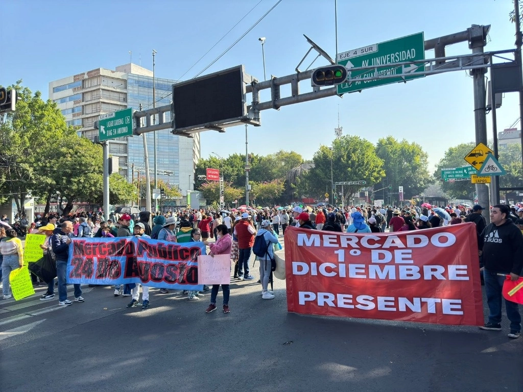 Locatarios de diversos mercados bloquean el cruce de la avenida Cuauhtémoc y Xola, en la alcaldía Benito Juárez, para exigir la derogación de las modificaciones a los lineamientos sobre digitalización de trámites en sus centros trabajo, en la Ciudad de México, el 10 de febrero de 2025. Foto Roberto García Ortiz