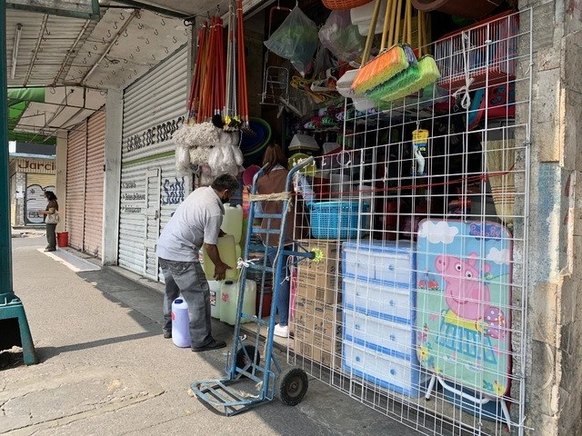 Locatario de La Merced vende productos de limpieza durante la pandemia de Covid-19. Foto LA JORNADA/María Luisa Severiano
