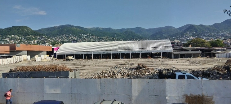 Locatarios afectados por el incendio del mercado central de Acapulco piden que se reconstruya de acuerdo a sus necesidades. Foto Héctor Briseño