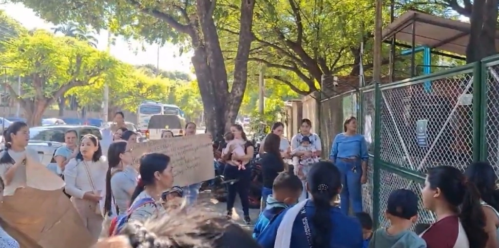 Con cartulinas en los que se leía “Sí a la regularización, no a la digitalización”, los comerciantes acordaron que el lunes próximo entregarán la petición. Foto video difundida en redes sociales