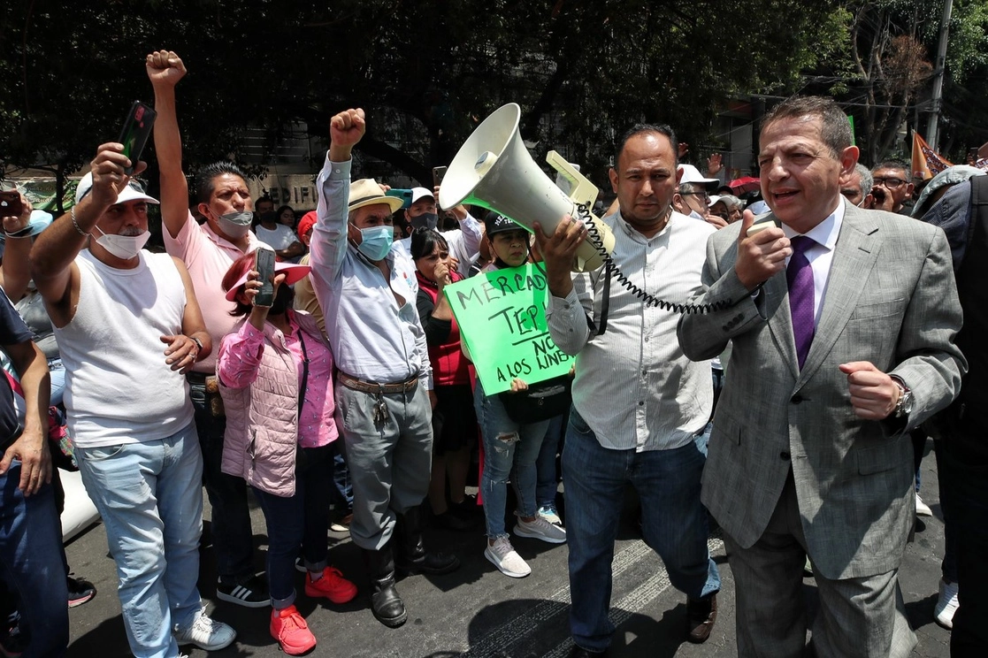 Locatarios de diversos mercados mantienen diálogo con el secretario de Desarrollo Económico capitalino, Fadlala Akabani, frente a las instalaciones de la dependencia, en la Ciudad de México, el 1 de junio de 2022. Foto Marco Peláez