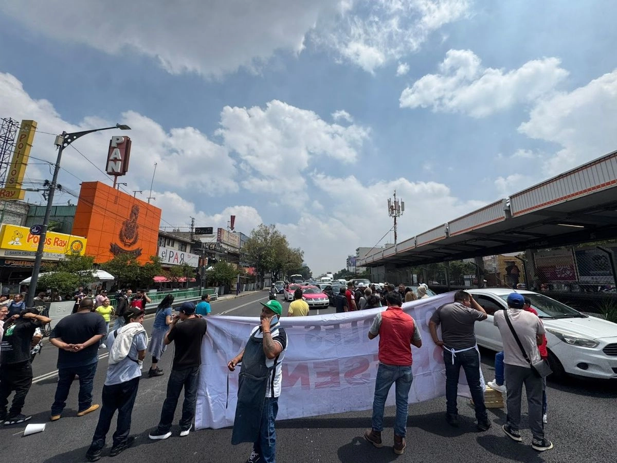 Tras dialogar con el subsecretario de Gobierno de CDMX, Fadlala Akabani, locatarios de mercados públicos acordaron retirar la docena de bloqueos que mantenían en diversos puntos capitalinos. Foto 