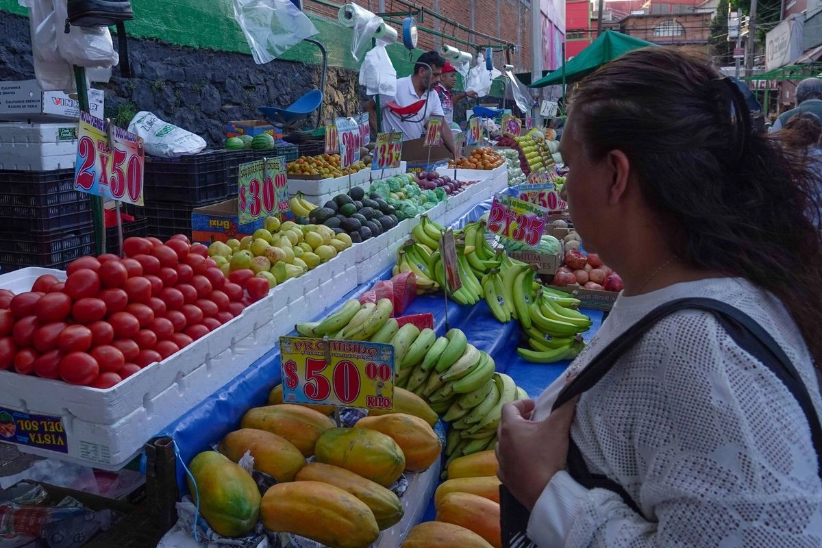 Comerciantes de mercados de la CDMX anunciaron que realizarán una marcha esta semana para denunciar actos de competencia desleal. Foto 