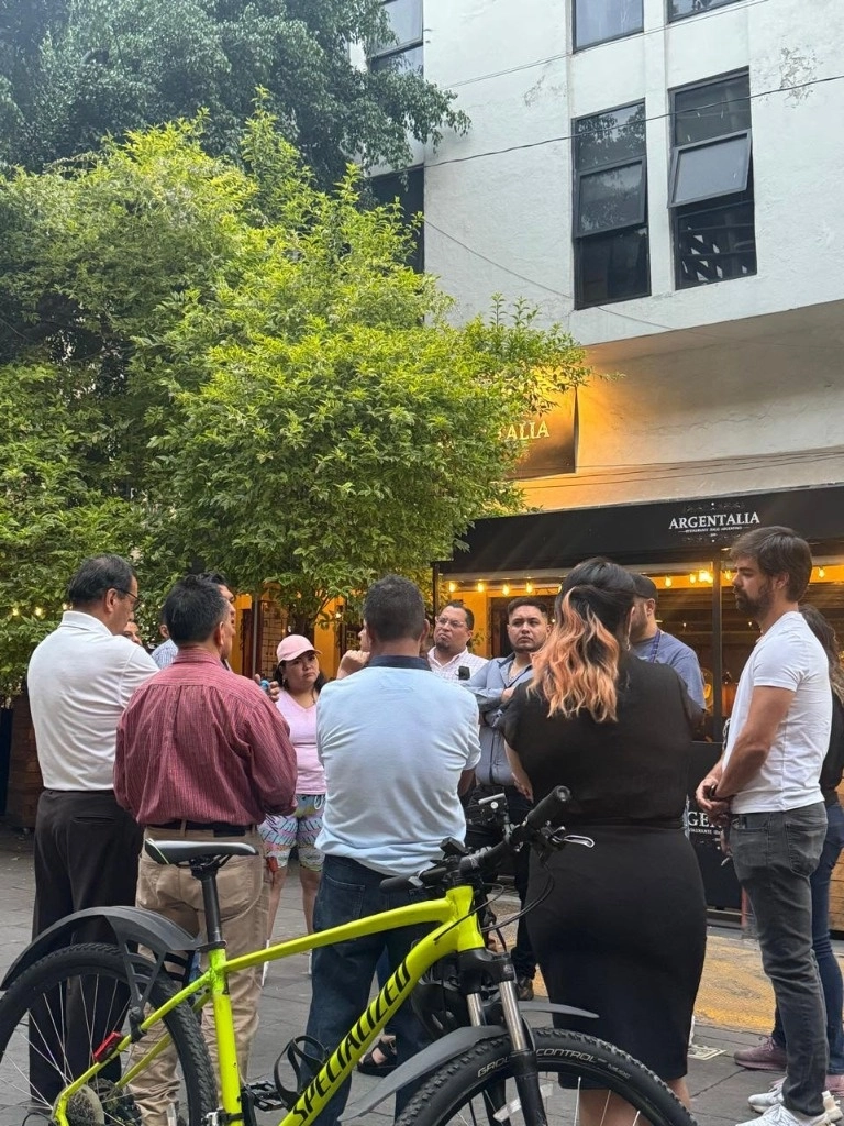 Locatarios de la calle de Gante salieron esta tarde de sus establecimiento para defender el espacio público de la invasión de más ambulantes. Foto La Redacción
