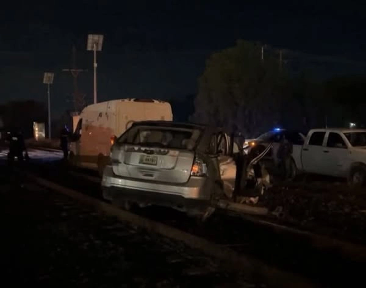 Al lugar del accidente arribaron elementos de la Secretaría de Seguridad y Participación Ciudadana, paramédicos. Foto

