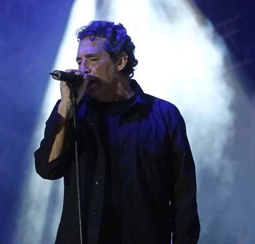 Este exégeta musical llamado Miguel Ríos, mensajero de buenos logos acústicos, con la potencia de un joven roquero, hizo vibrar cuerdas, pero no de un instrumento sino las internas y de las más finas que puedan tener las miles de almas que en el Auditorio Nacional se reunieron. Foto
