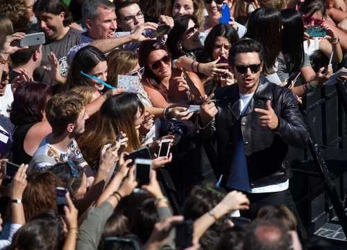 En imagen de archivo, James Franco atiende a sus seguidores en el festival de Cine de San Sebastián. Foto Afp