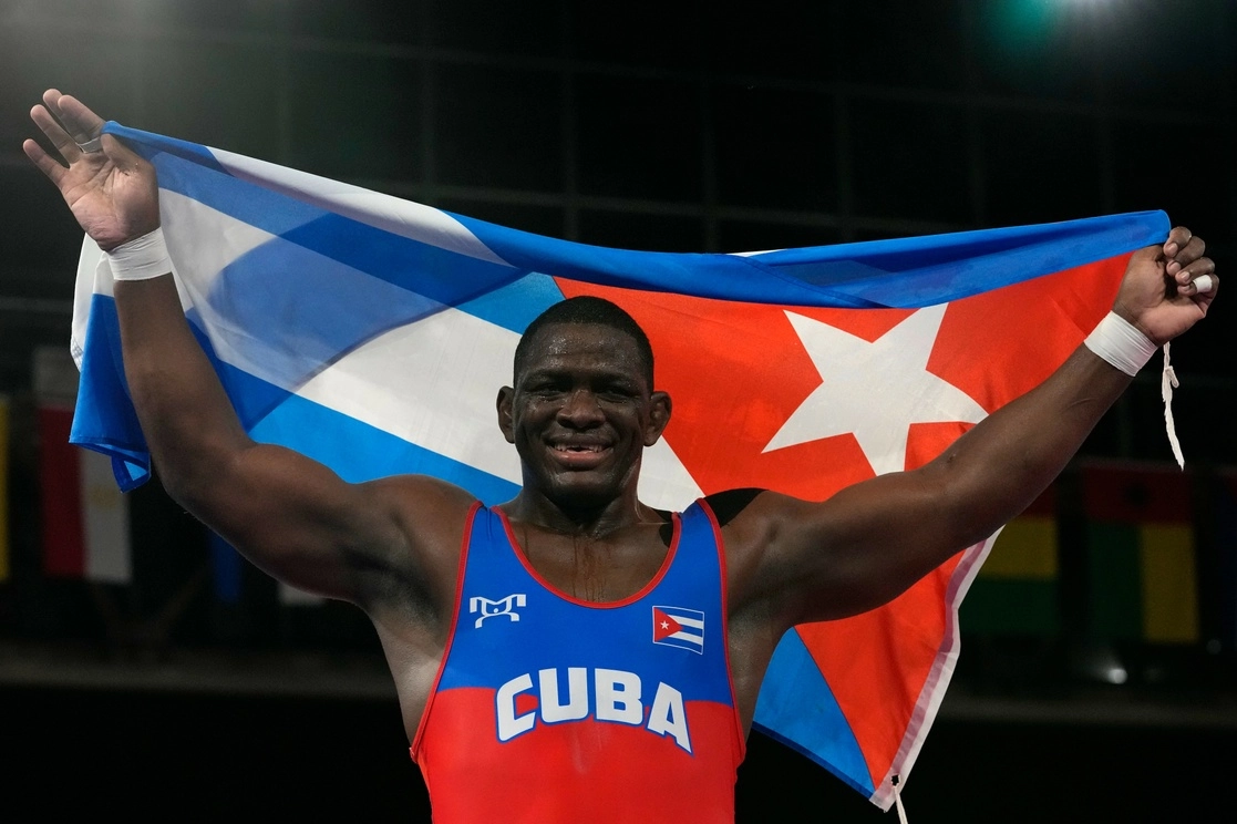 El isleño Mijaín López consiguió la hazaña en lucha grecorromana al conquistar por cuarta vez consecutiva la medalla en la especialidad de más de 130 kilos en los Juegos Olímpicos de Tokio 2020, el 2 de agosto de 2021. Foto Ap