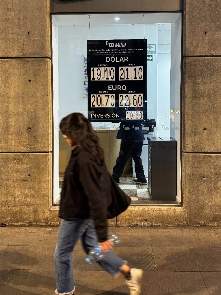 La moneda mexicana registró este jueves 2 de enero una apreciación frente al dólar de 1.27 por ciento, equivalente a 26.44 centavos, para cerrar en 20.6185 unidades por dólar spot. Foto Luis Castillo / Archivo

