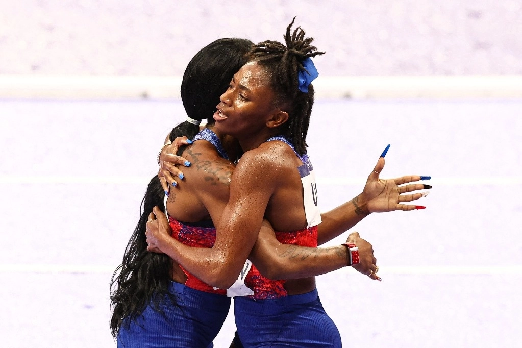 Las estadunidenses Sha'Carri Richardson y Melissa Jefferson celebran después de ganar la final femenina de relevos de 4x100 m del evento de atletismo en los Juegos Olímpicos de París 2024 en el Stade de France en Saint-Denis, al norte de París, el 9 de agosto de 2024.Foto Afp