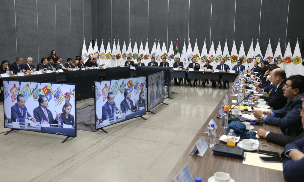 Durante la Reunión Nacional Delegacional de la Fiscalía Especializada de Control Regional con la participación de los fiscales especializados en Asuntos Internos, Derechos Humanos, Combate a la Corrupción, Delitos Electorales, Delincuencia Organizada, así como el Titular de la Agencia de Investigación Criminal, del Órgano Interno de Control, Oficialía Mayor, la Coordinación de Asuntos Internacionales, entre otros. Foto cortesía FGR 