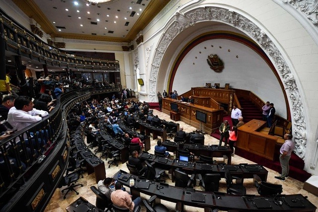 El diputado rival de Juan Guaidó, Luis Parra, autoproclamado ayer jefe de la cámara con apoyo del chavismo, dirigió una sesión en la ausencia del opositor. Foto Afp 