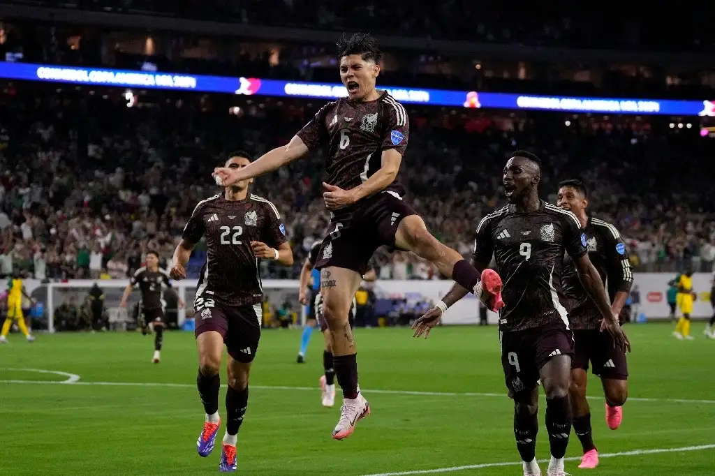 No fue sino un lateral con experiencia europea, el jalisciense Gerardo Arteaga (centro), quien finalmente marcó el gol activó un estado de liberación en el terreno de juego. Foto Ap.