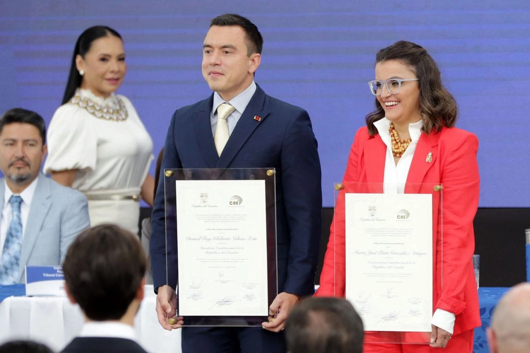 Daniel Noboa y María José Pinto recibieron del Consejo Nacional Electoral las constancias que los acreditan como presidente y vicepresidenta electos de Ecuador. Foto
