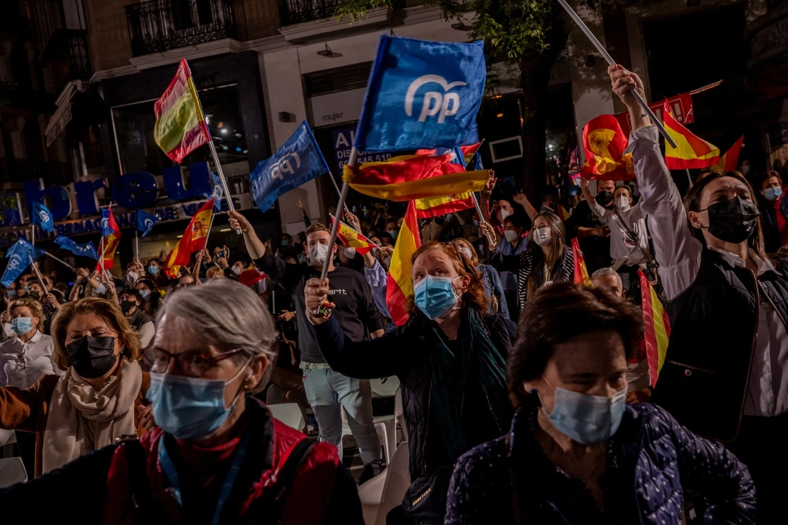 Partidarios de Isabel el Díaz Ayuso ondean banderas frente a la sede del partido popular en Madrid, España, el martes 4 de mayo de 2021. Foto Ap