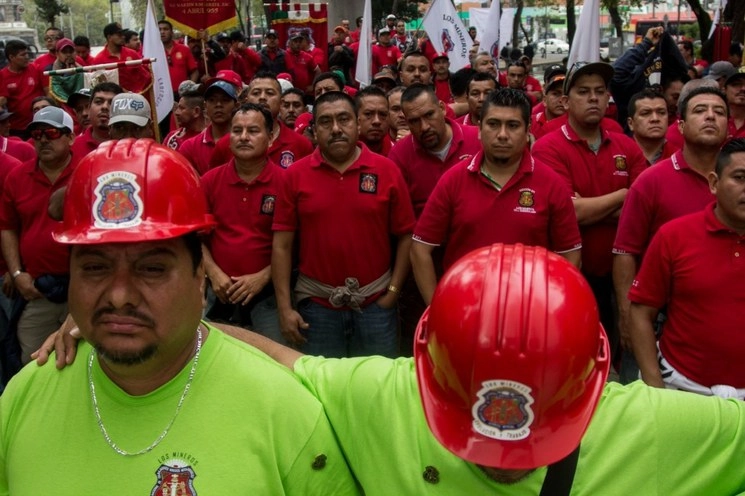 Trabajadores mineros durante una manifestación en apoyo a Napoleón Gómez Urrutia. Foto Cuartoscuro / archivo