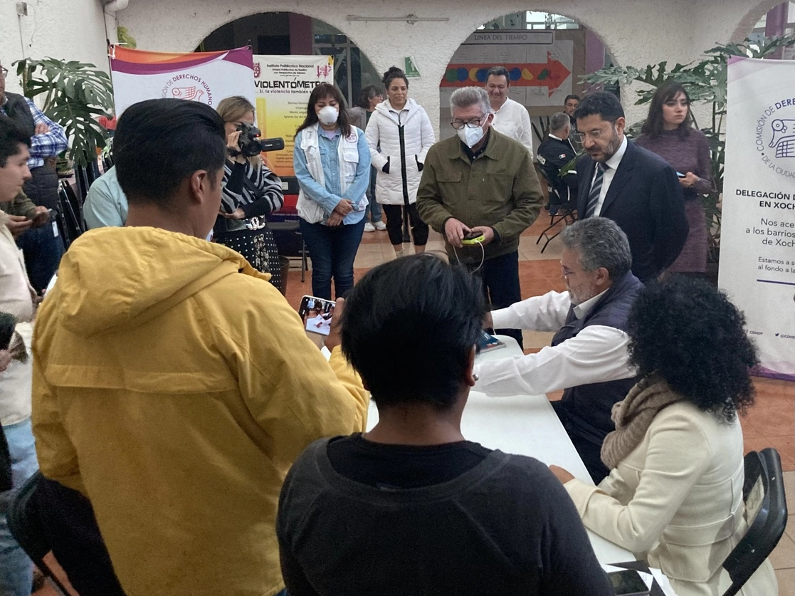 Firma del acuerdo entre pobladores de San Gregorio Atlapulco y autoridades de la CDMX. Foto La Jornada
